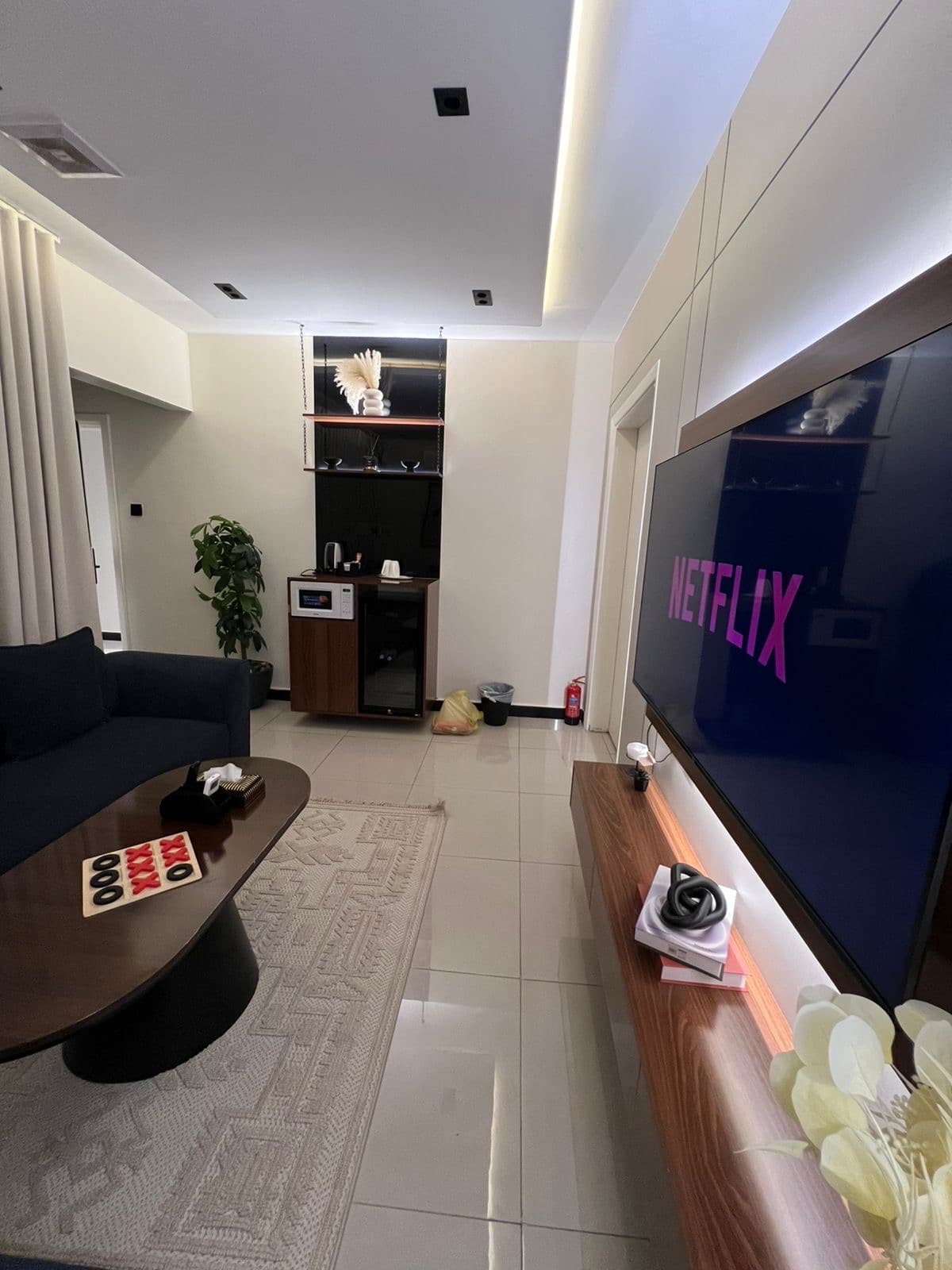 Luxury apt with elegant hall 3