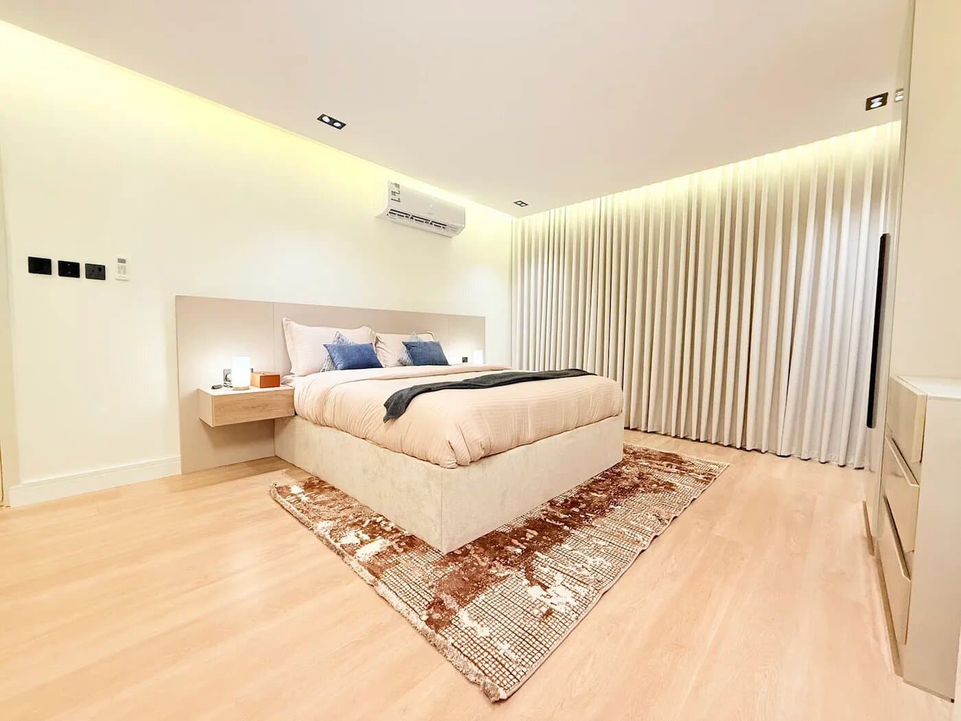 شقة بغرفة نوم وصاله وبلكونه 1