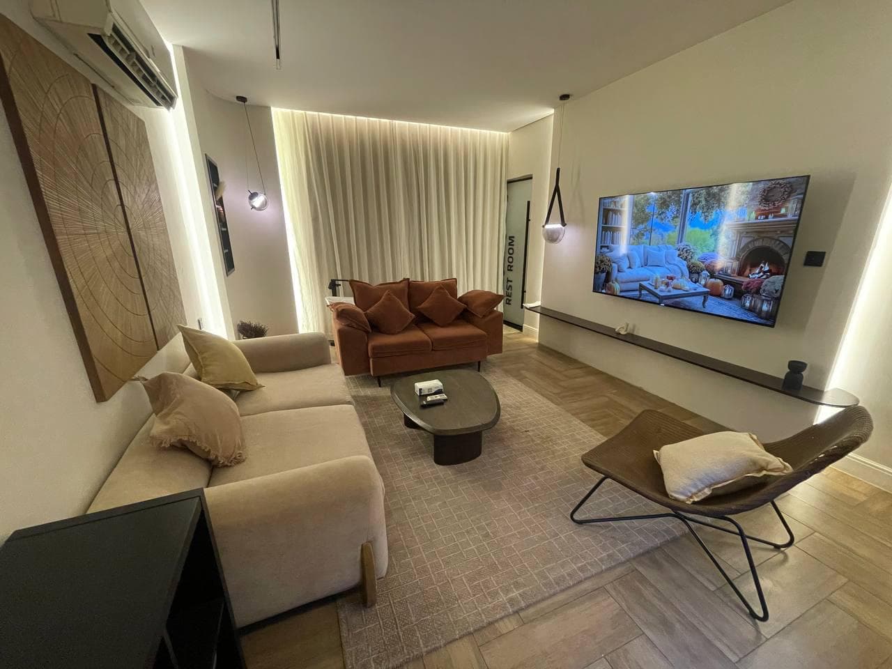 غرفة وصالة مع بانيو property view