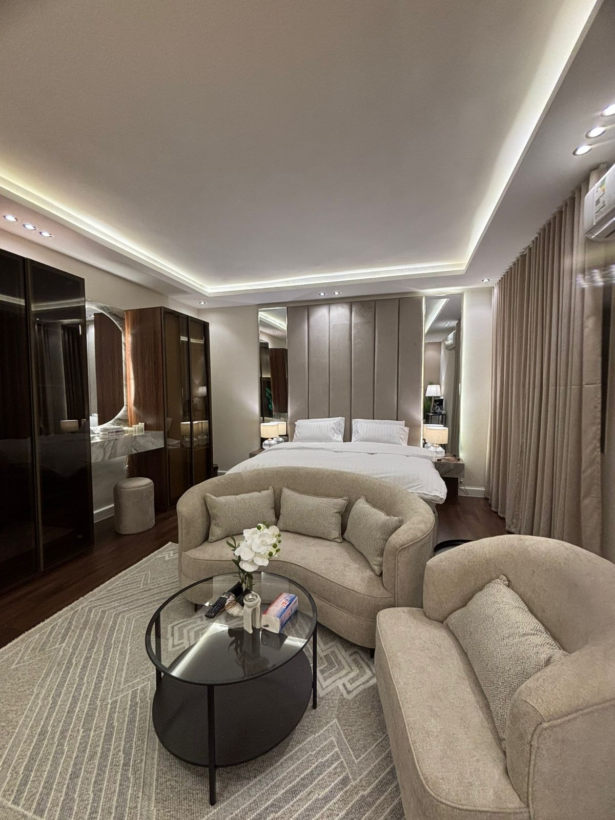 استديو بسرير ماستر وجلسة جانبية 8