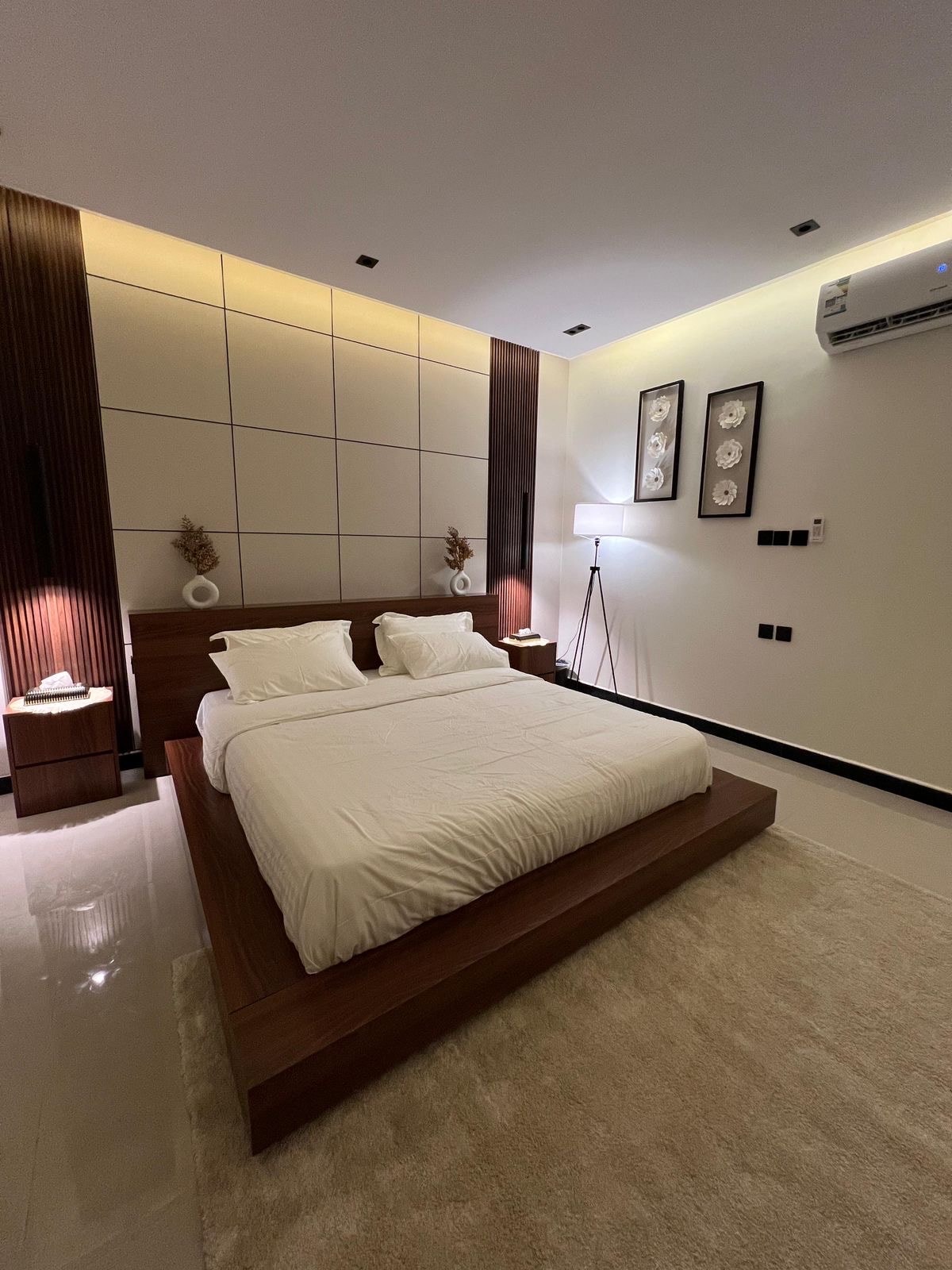 Luxury apt with elegant hall 5