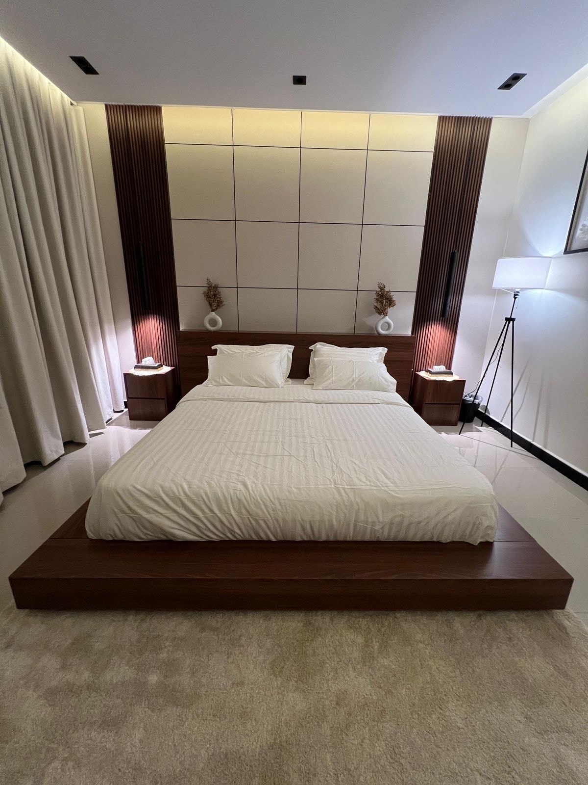 Luxury apt with elegant hall 11