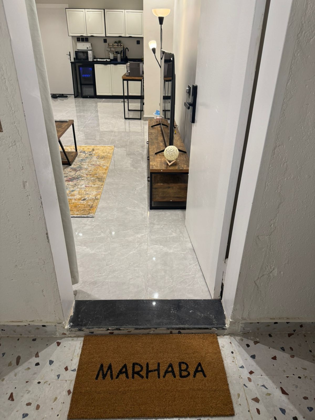 شقة واسعة بمدخل خاص وحديقة في الملقا البوليفارد 11