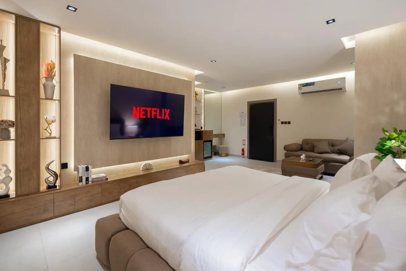 Serene Space Apt, 70 7