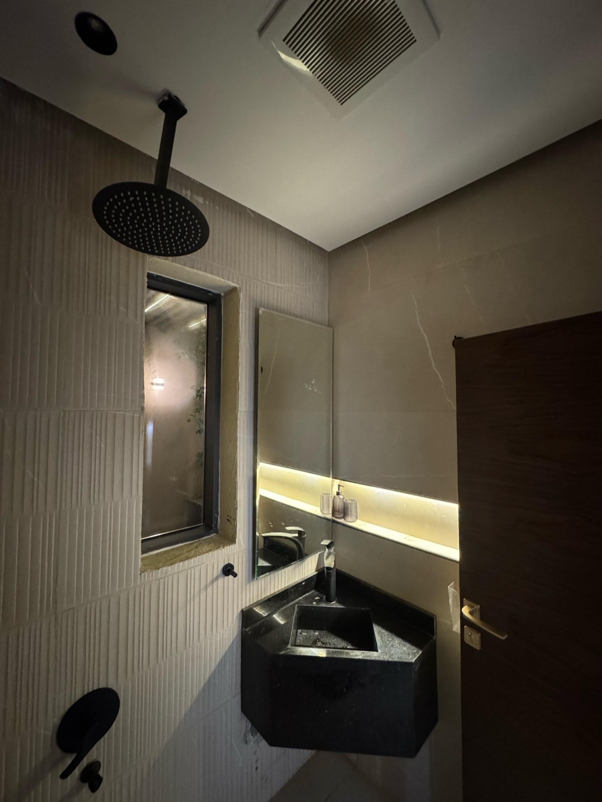 شقه ارضيةغرفه وصاله بمدخل خاص 6