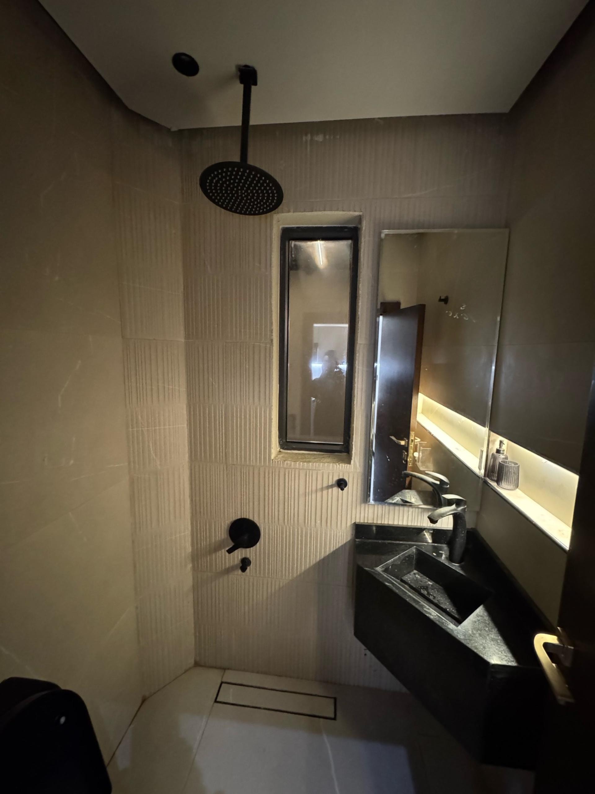 شقه ارضيةغرفه وصاله بمدخل خاص 7