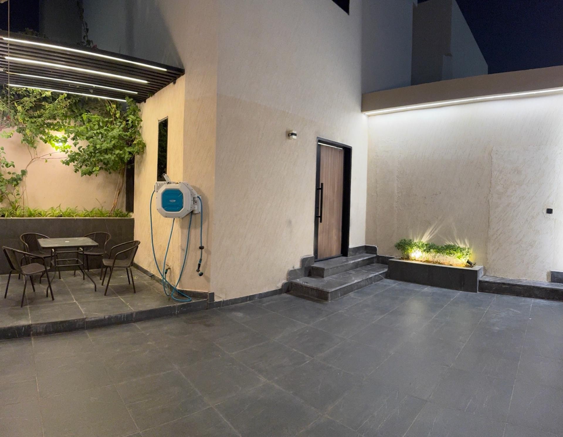 شقه ارضيةغرفه وصاله بمدخل خاص 11