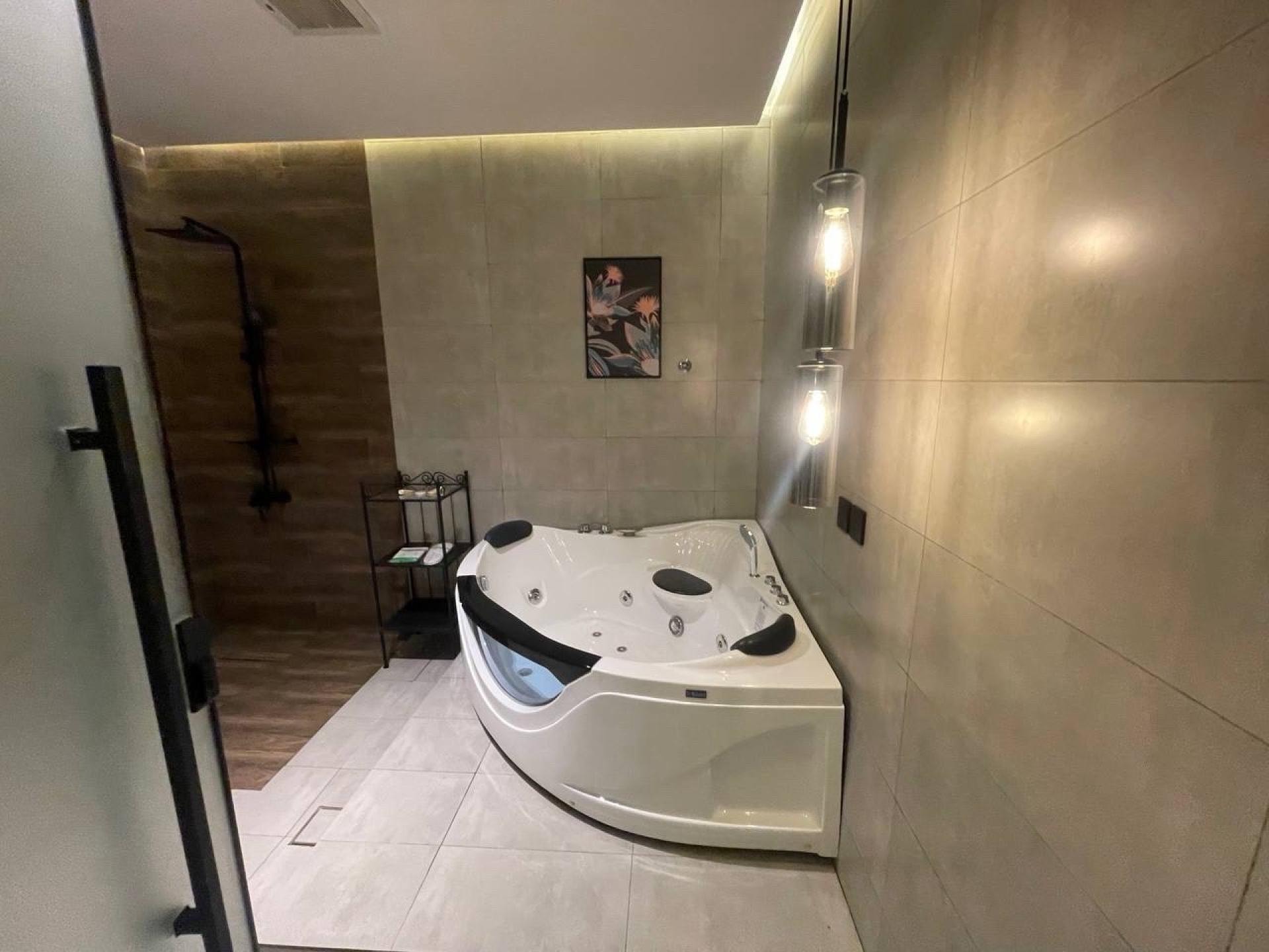 استديو واسع بجاكوزي 3