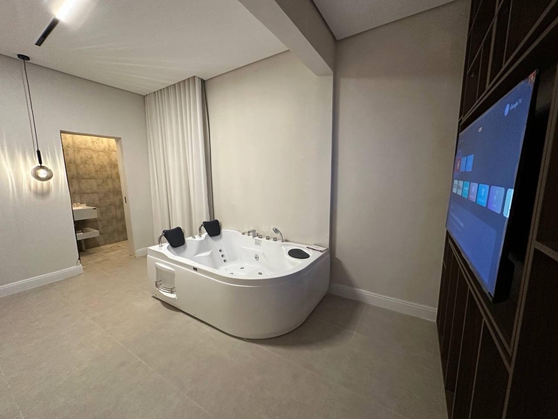استديو واسع بجاكوزي 6