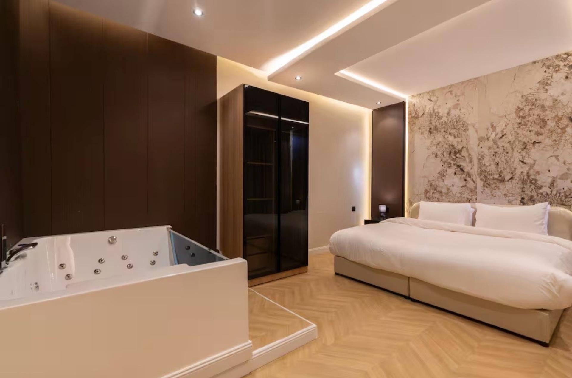 شقة بجاكوزي وإطلالة على البوليفارد 6