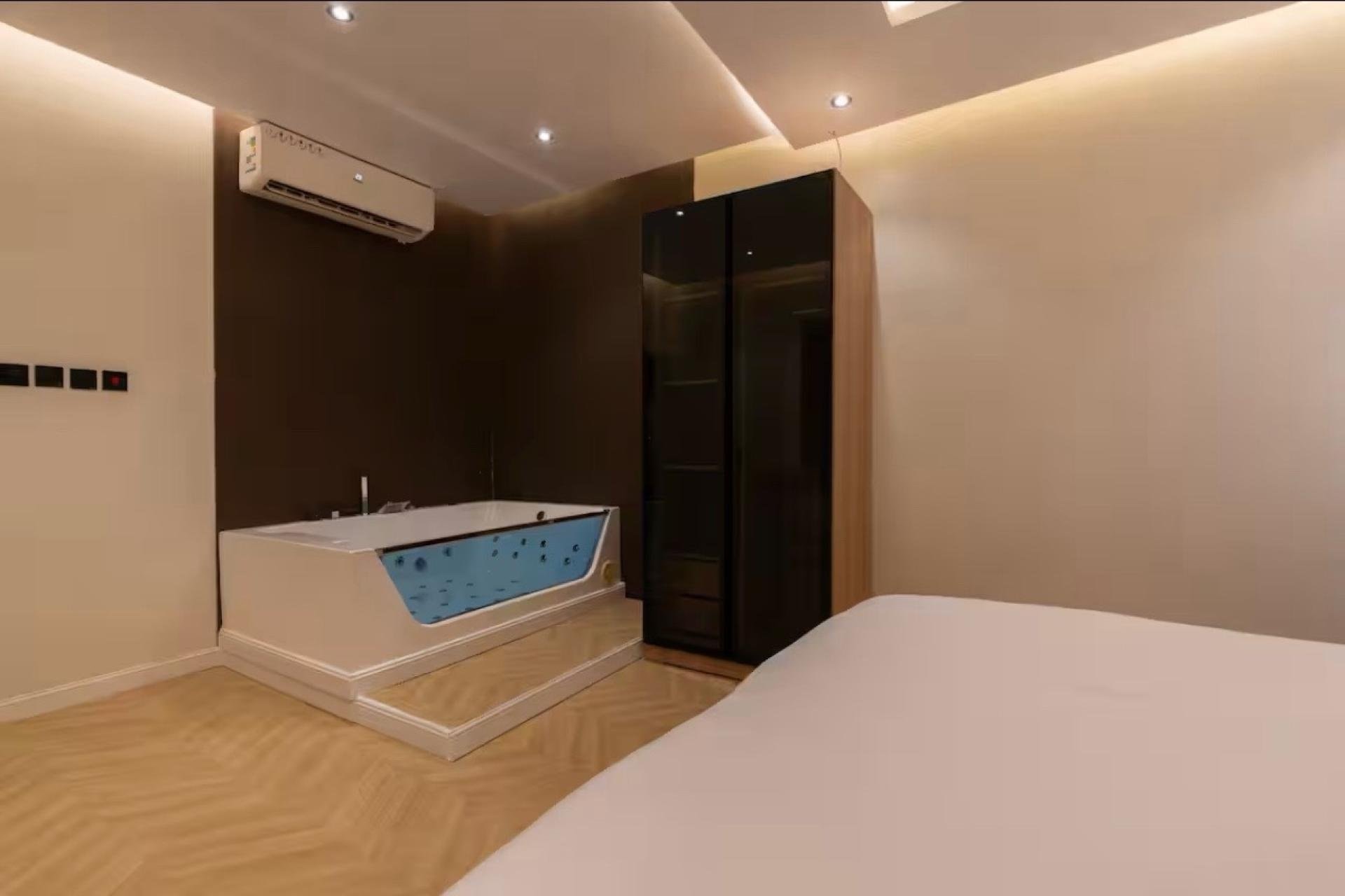 شقة بجاكوزي وإطلالة على البوليفارد 7