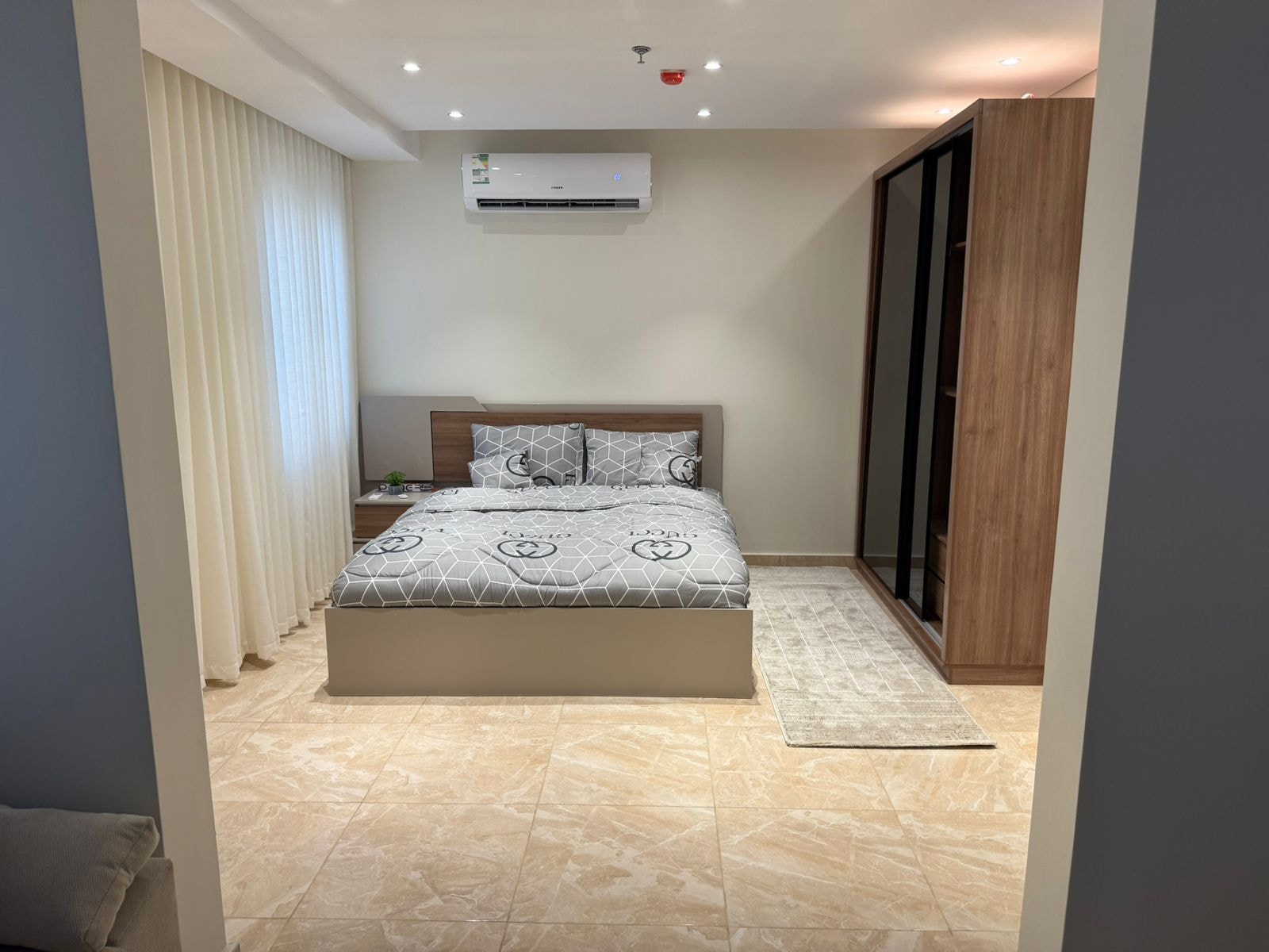 شقة بصالة مريحة وغرفة نوم 1