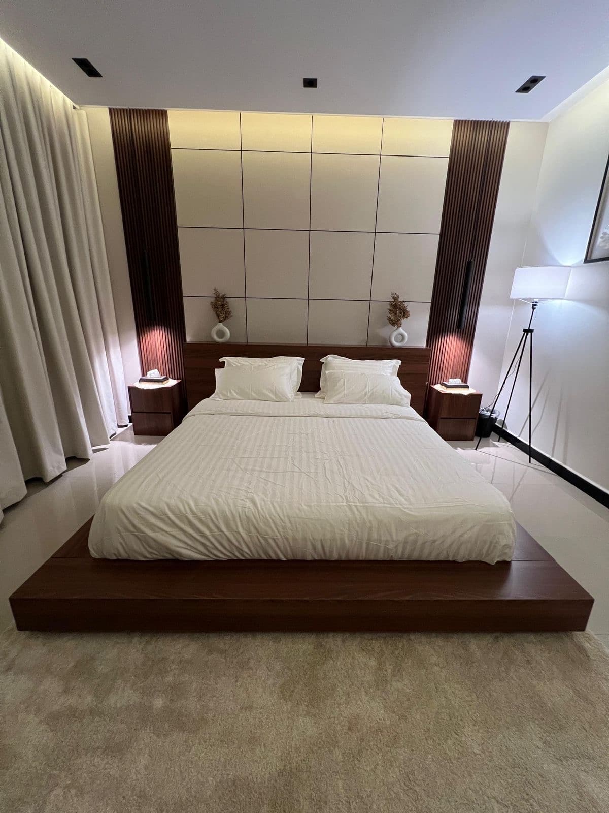 Luxury apt with elegant hall 11