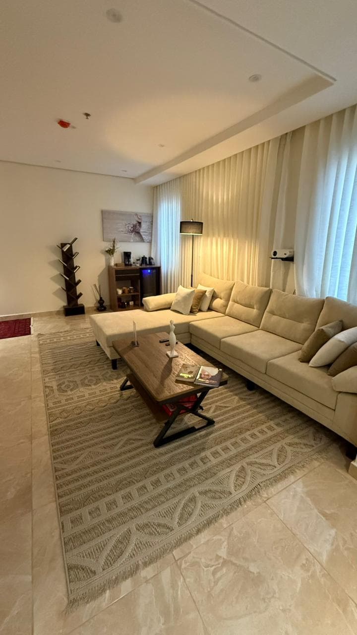 شقة بصالة مريحة وغرفة نوم 5