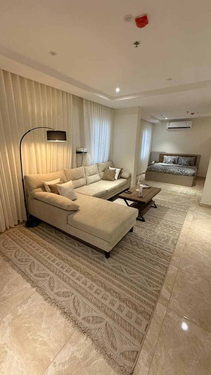 شقة بصالة مريحة وغرفة نوم 6