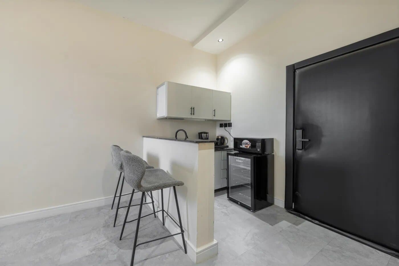 استديو هادئ بسريرماستر بدخول ذكي 12