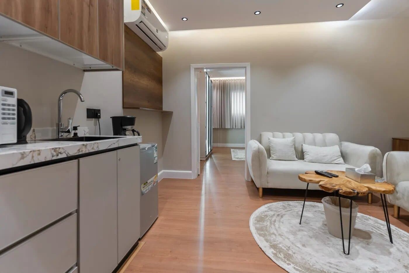 شقة بغرفة نوم ومعيشة 9