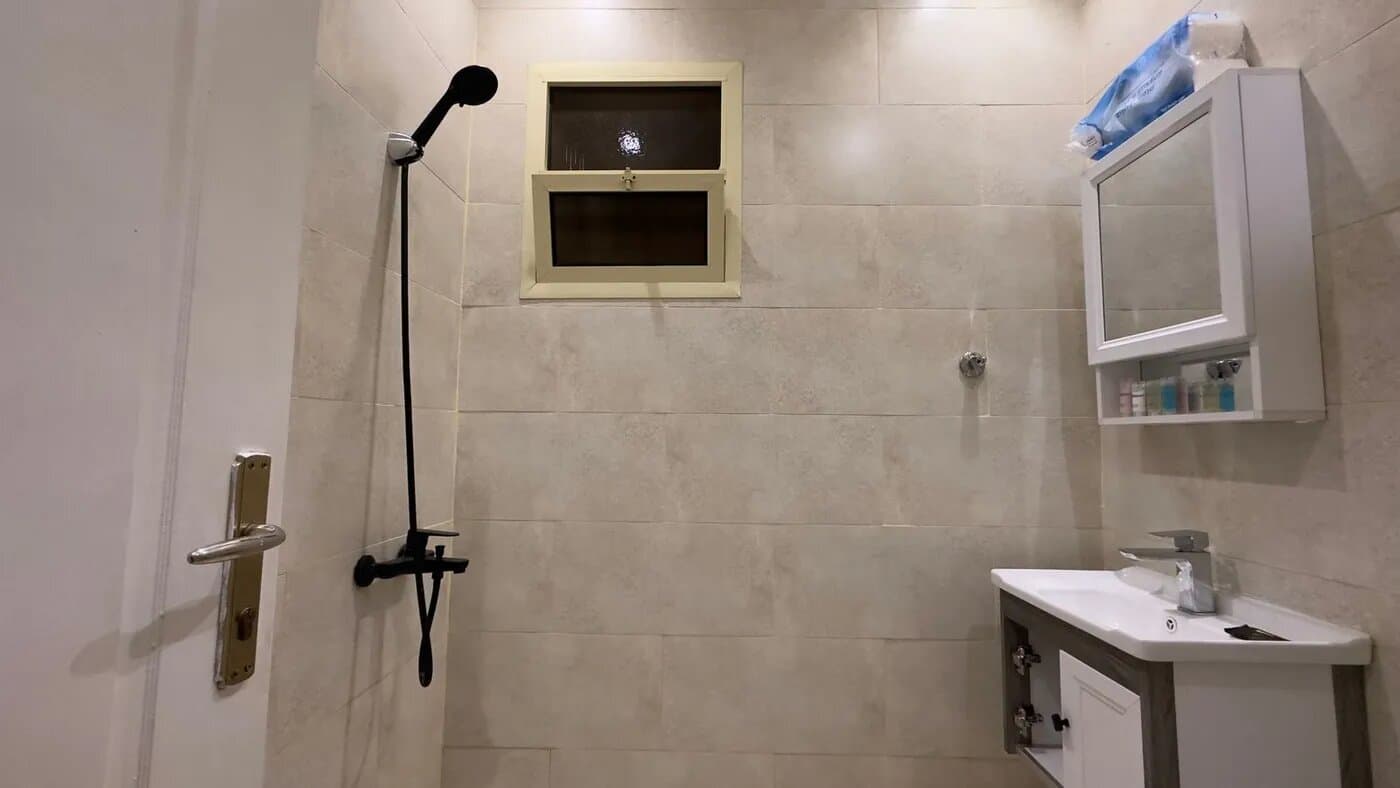 شقة بغرفة معيشة ونوم 11