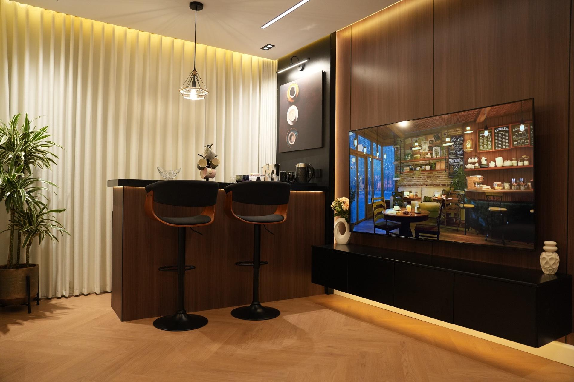 Luxury 1BR w Private Bar in Almalqa 10